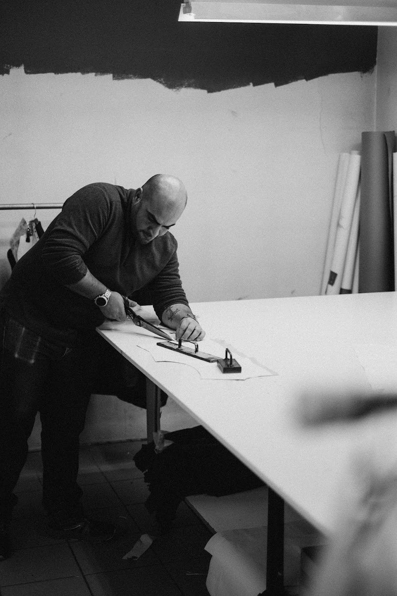 Cutter marking a pattern on the cutting table