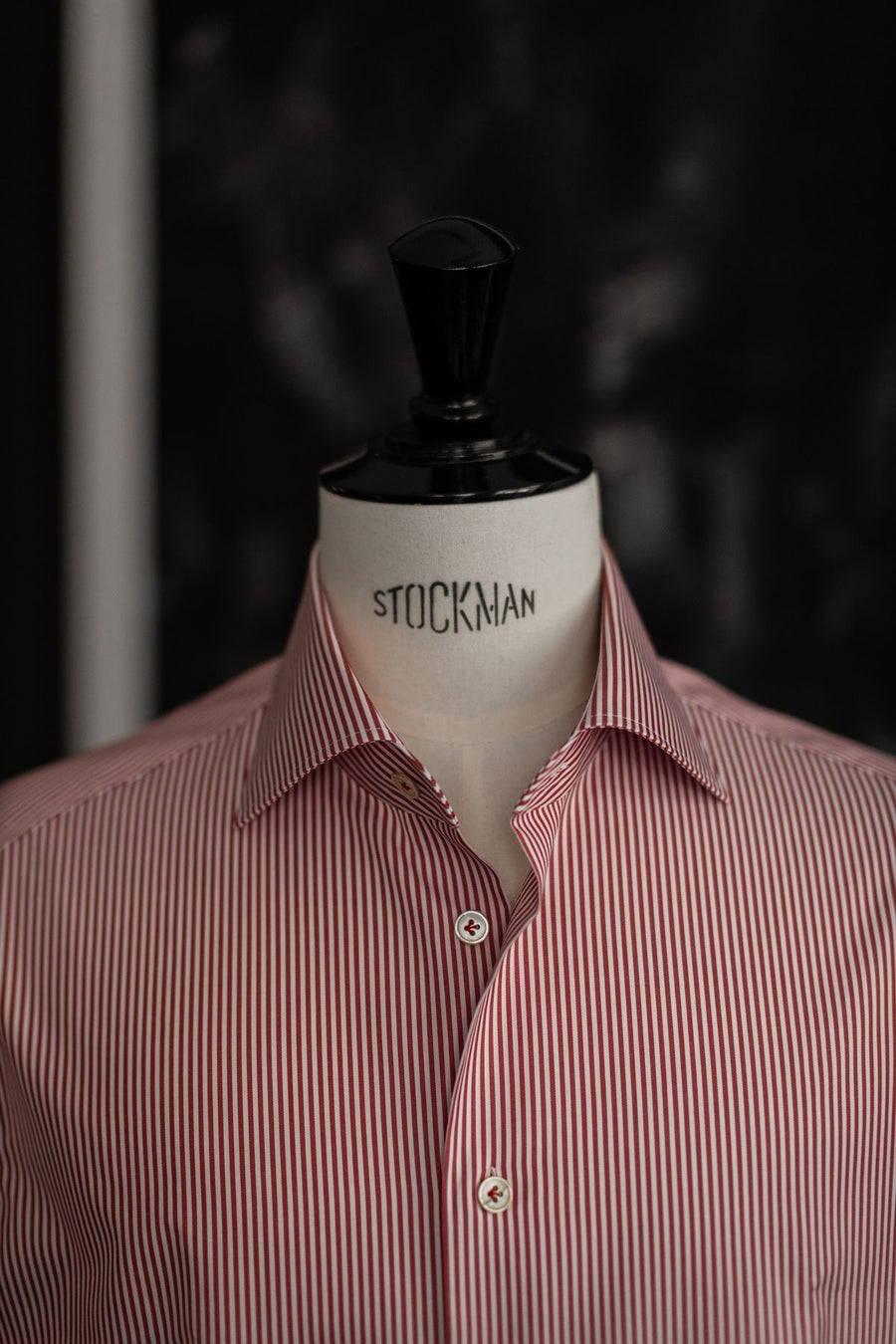 Camisa às riscas cor-de-rosa num manequim