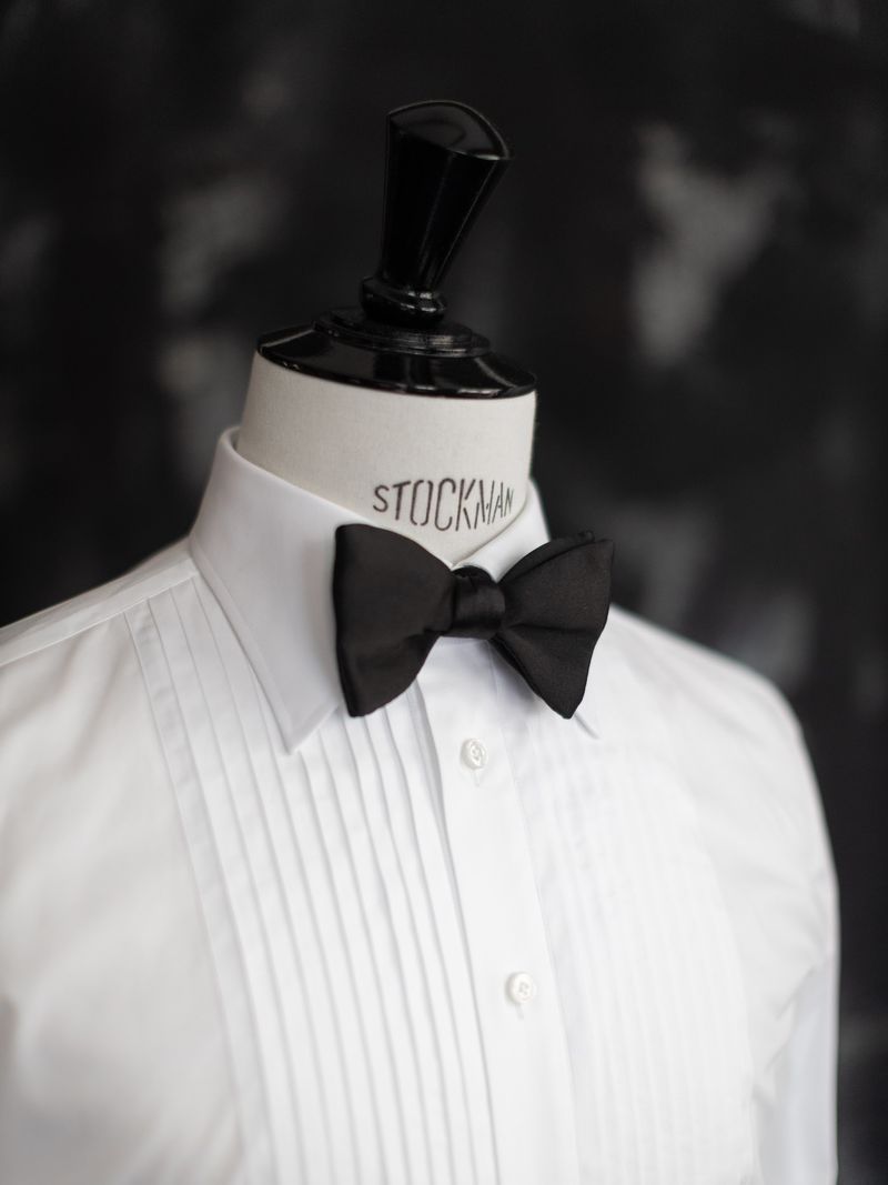 Camisa de smoking com peitilho plissado e laço
