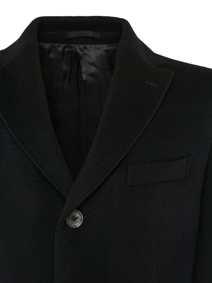 Notch lapel and chest pocket of the black wool and cashmere overcoat