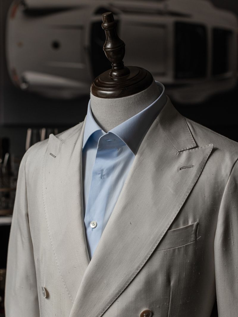 Camisa azul-clara com casaco trespassado claro