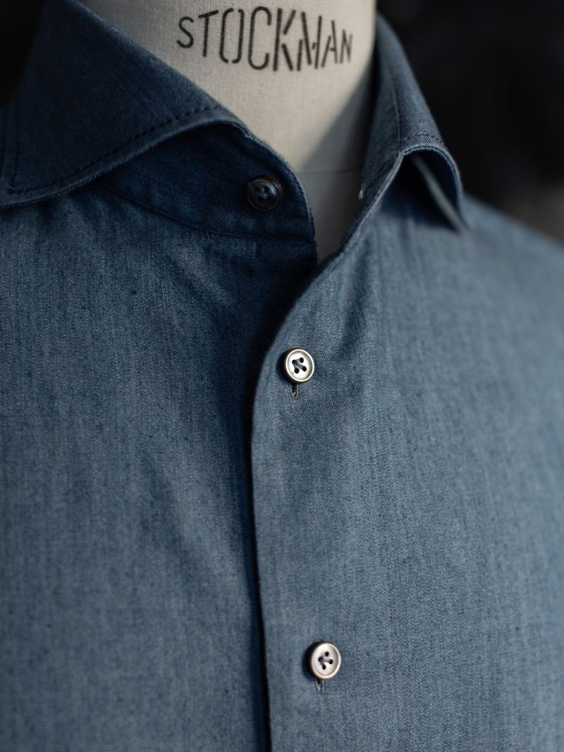 Camisa de ganga azul-clara num manequim