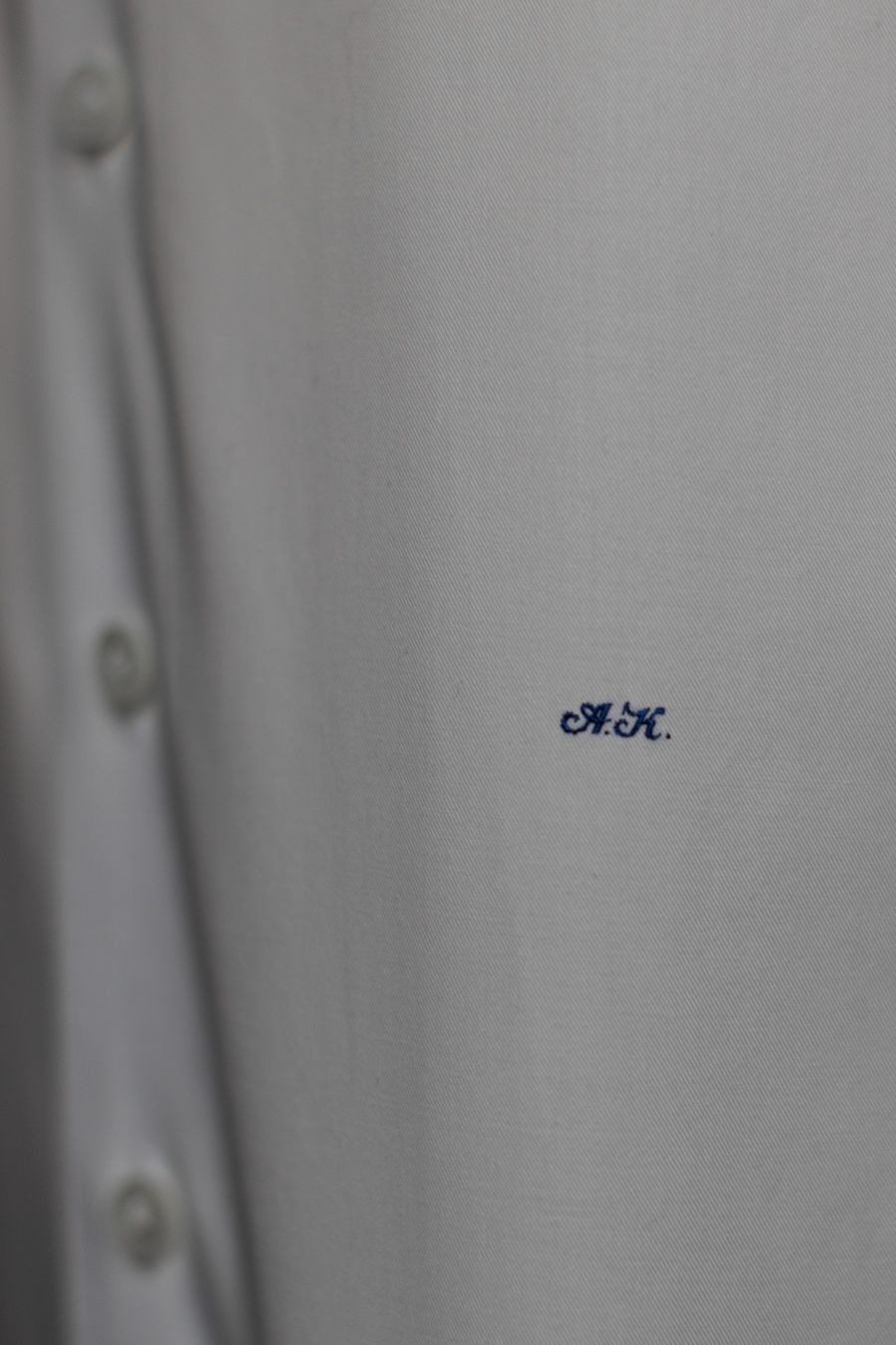 Monograma bordado numa camisa por medida