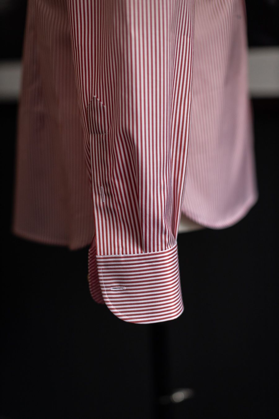 Punho simples de camisa às riscas cor-de-rosa