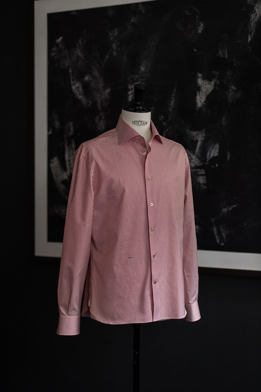 Camisa às riscas cor-de-rosa num manequim, vista geral