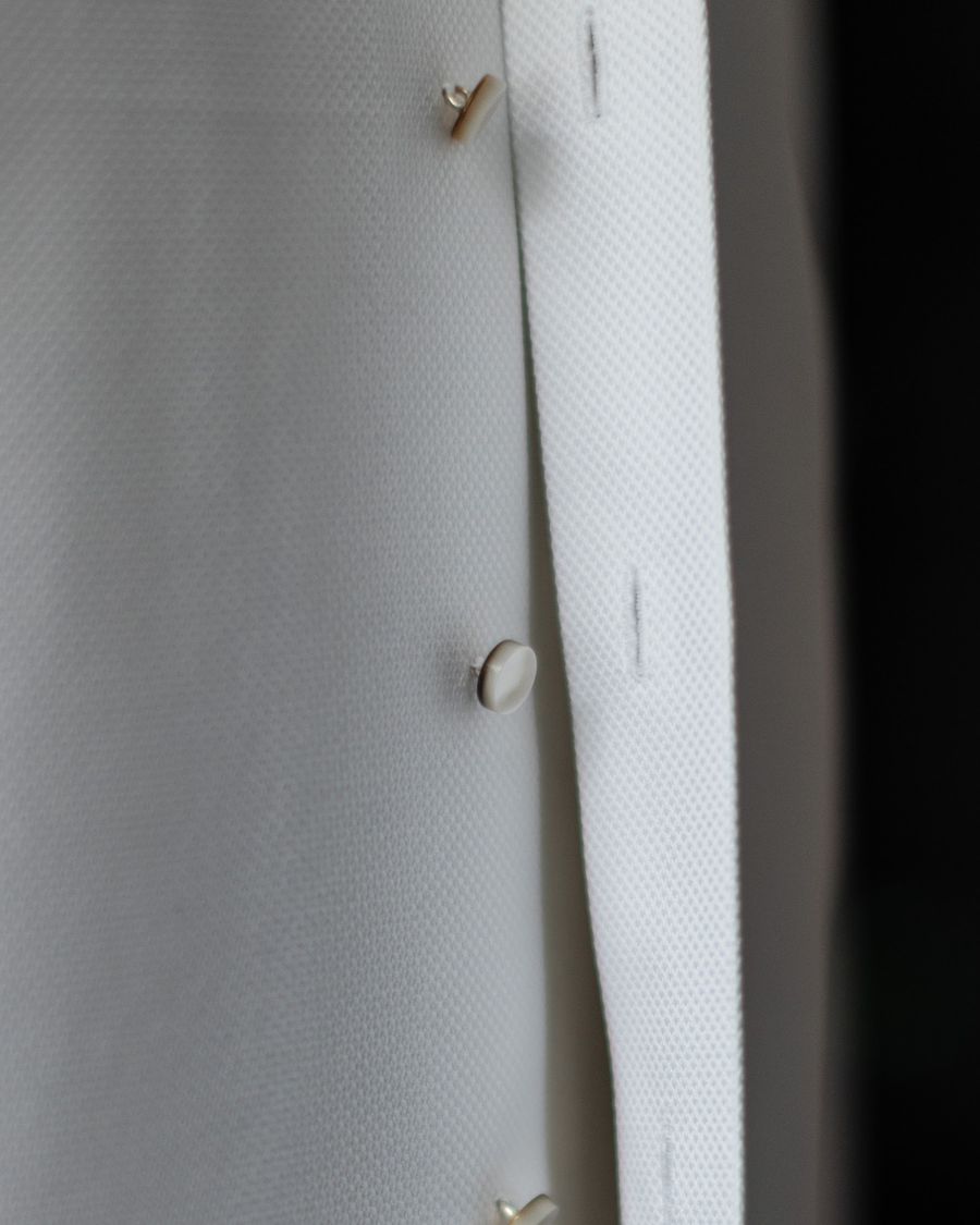 Carcela de camisa com casas de botão