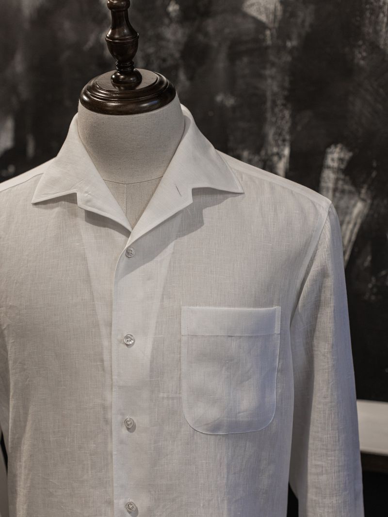 Camisa clara com bolso no peito num manequim