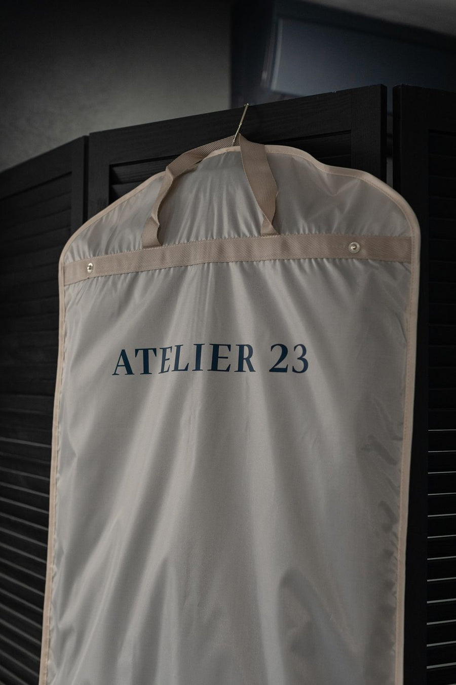 Capa ATELIER 23 para camisa, num cabide