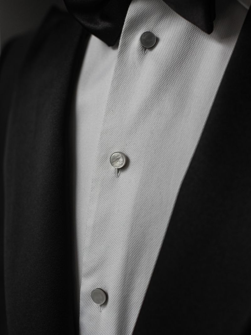 Camisa branca com smoking preto, fotografia a preto e branco