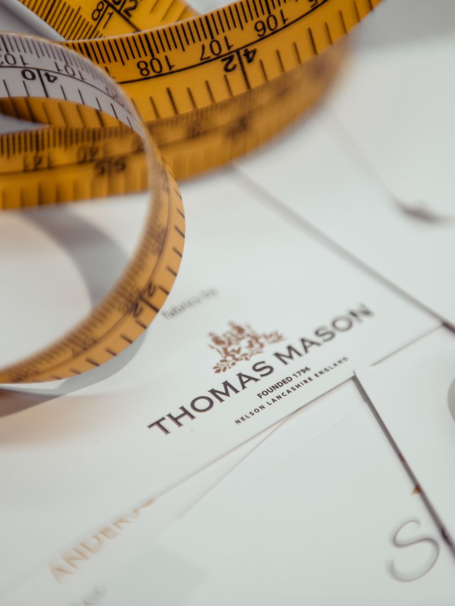 Cartão de tecido Thomas Mason e fita métrica