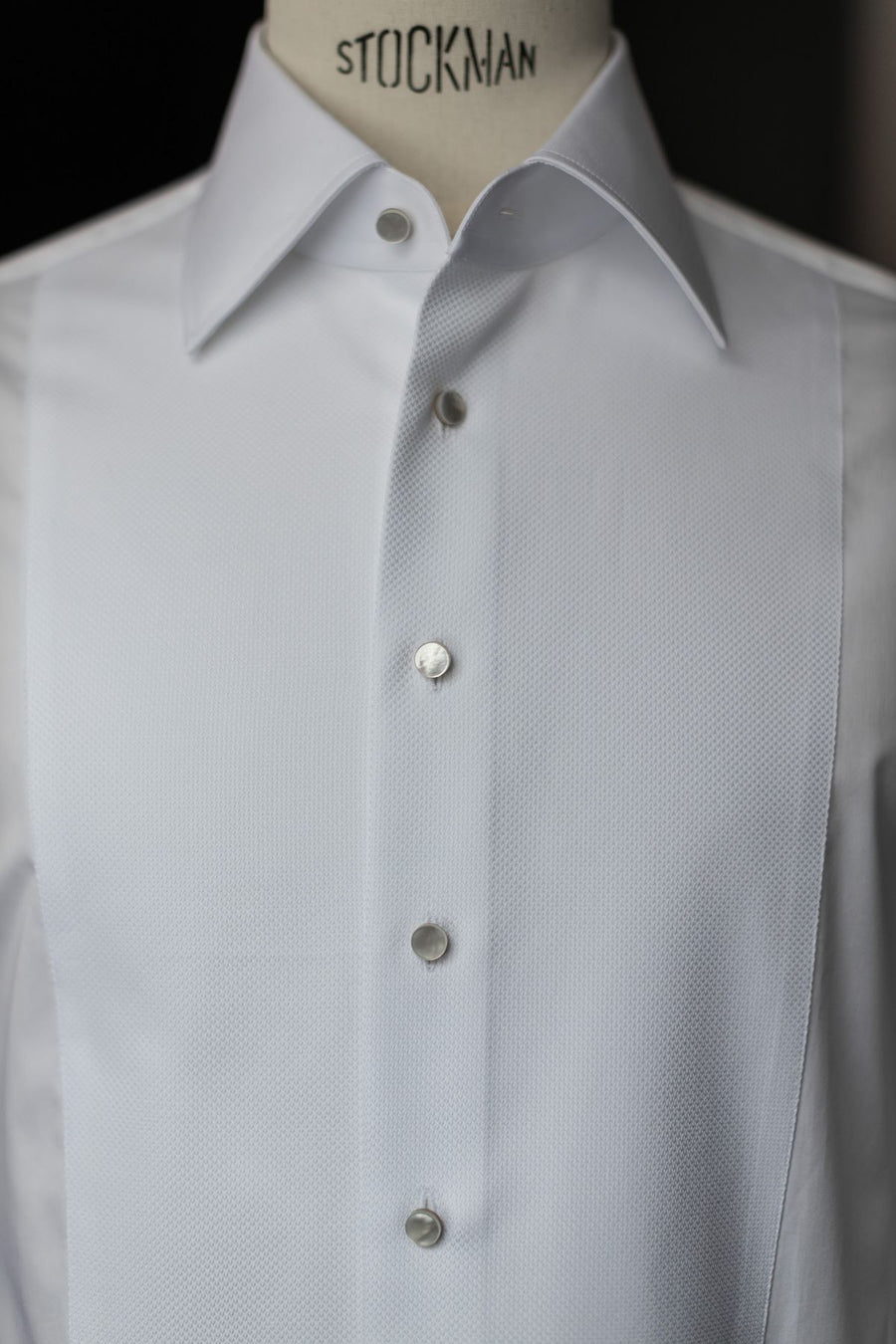 Camisa branca de smoking num manequim