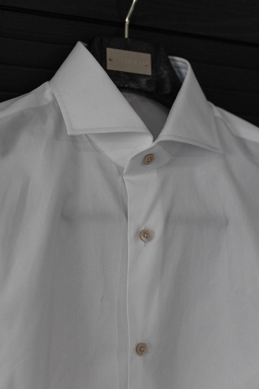 Camisa branca feita em Nápoles, num cabide